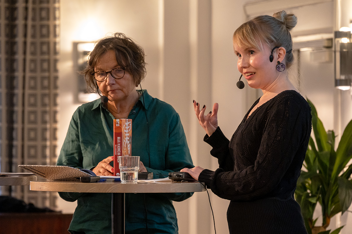 Kirjailija Milka Hakkaraista (oik.) haastatteli Leena Häyrynen. Aiheena Milkan dekkari ”Maa kauhein isien”.